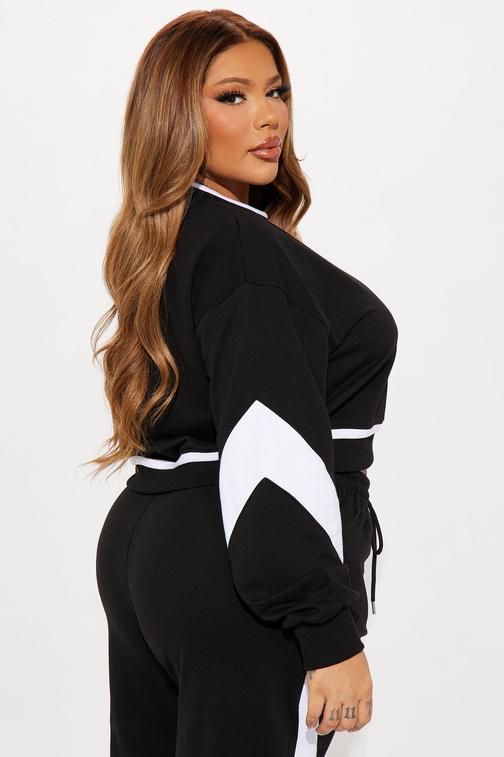 Sporty And Flirty Cropped Sweatshirt - Black/White