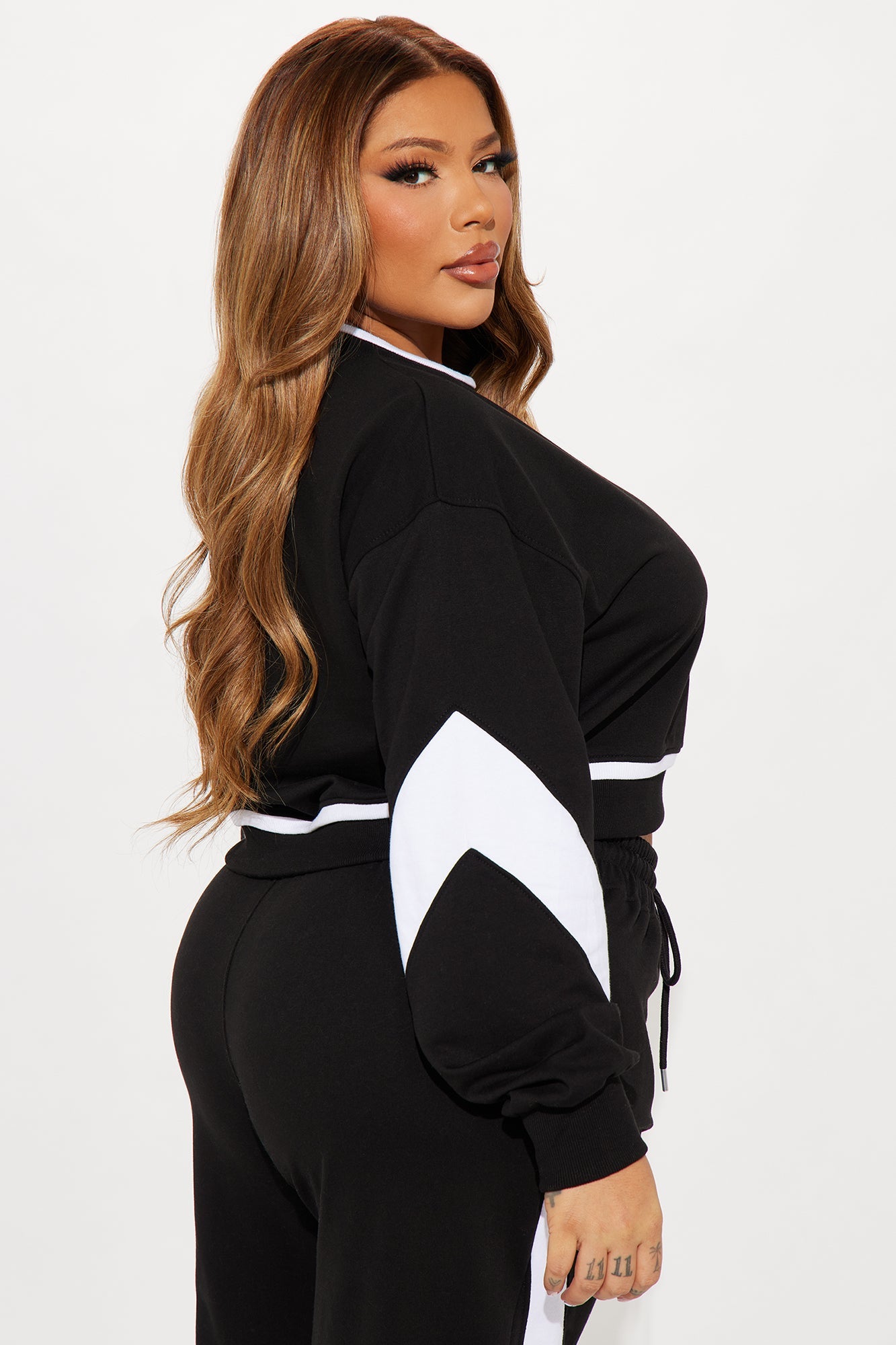 Sporty And Flirty Cropped Sweatshirt - Black/White