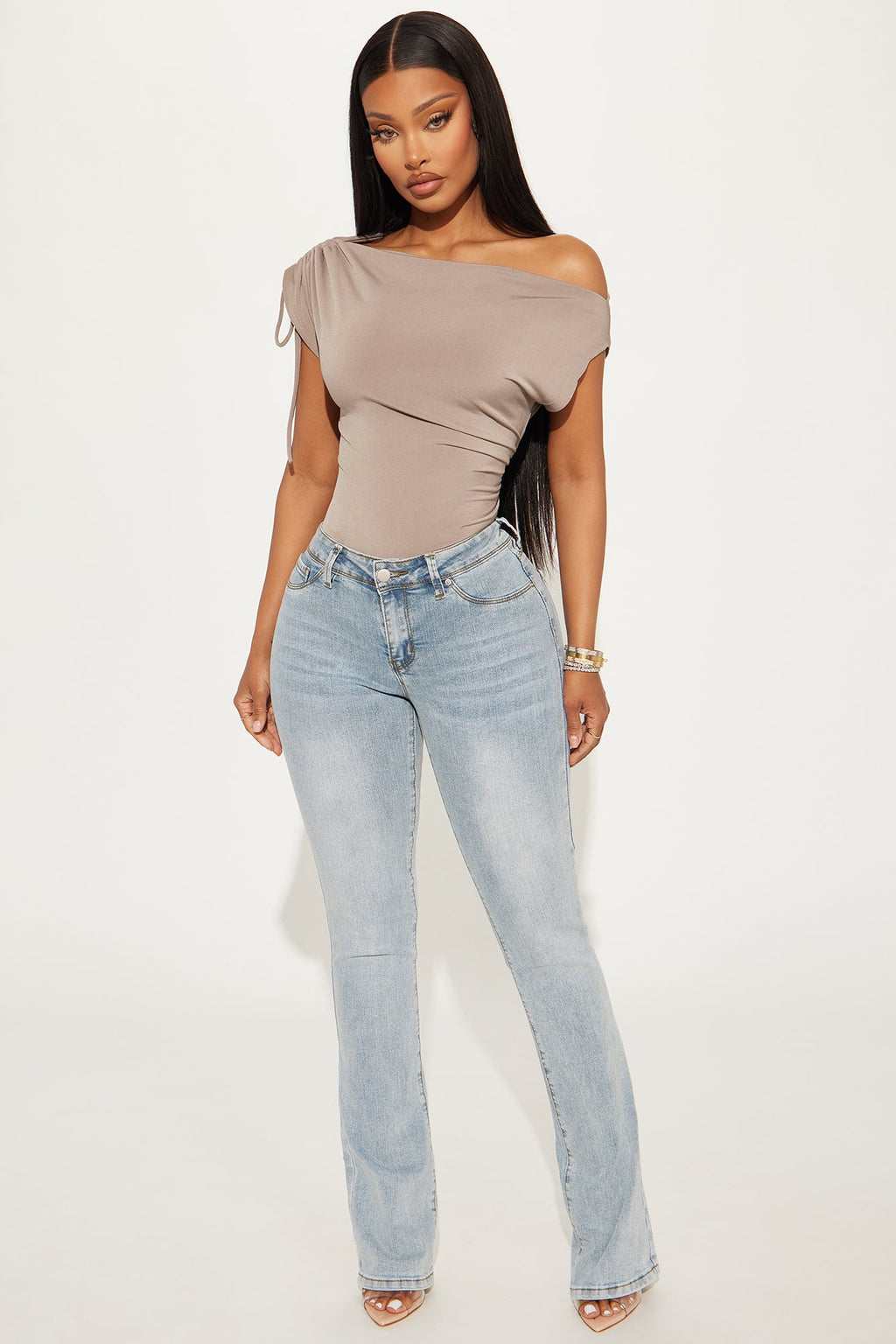 Getting The Boot Mid Rise Jeans - Light Wash