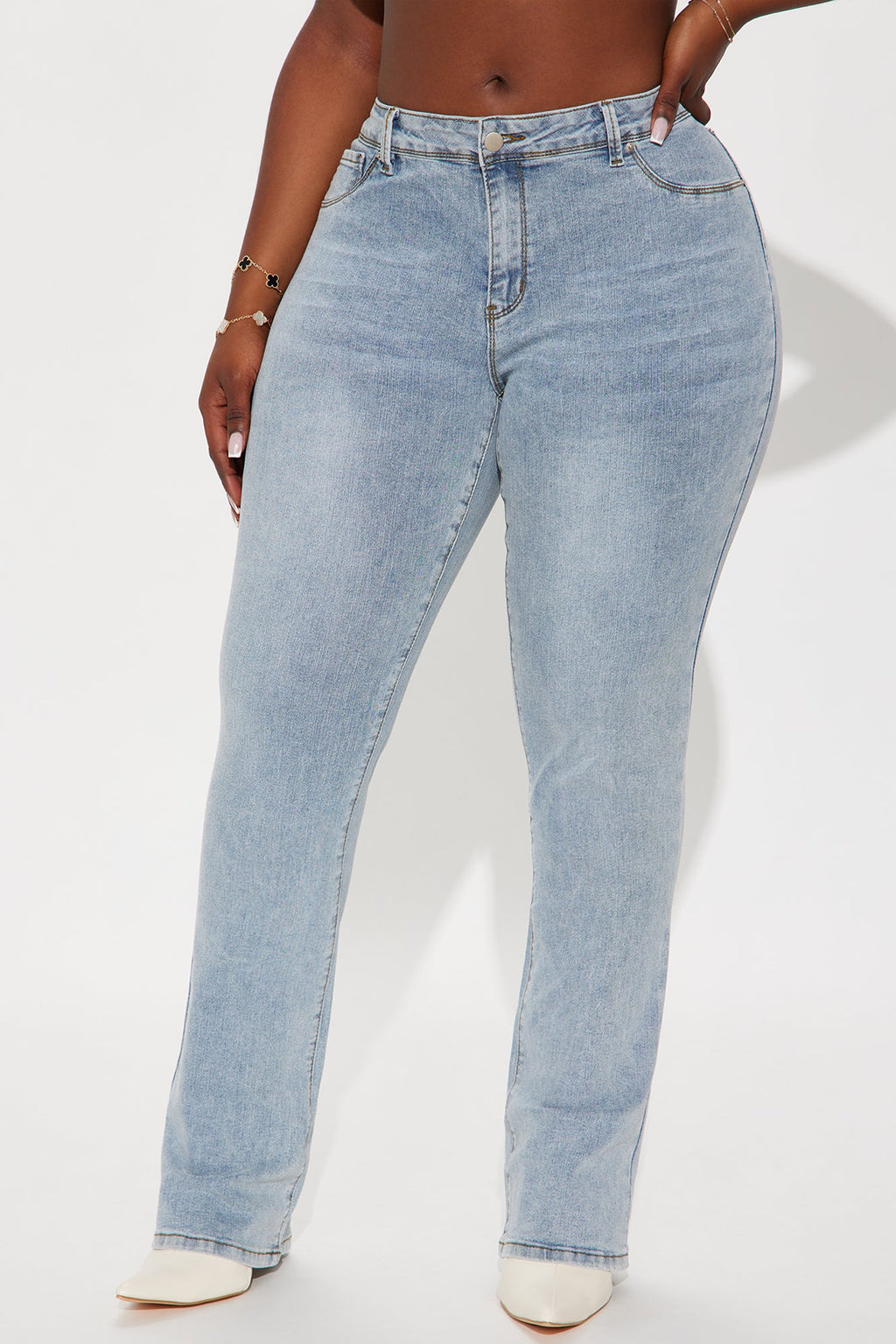 Getting The Boot Mid Rise Jeans - Light Wash