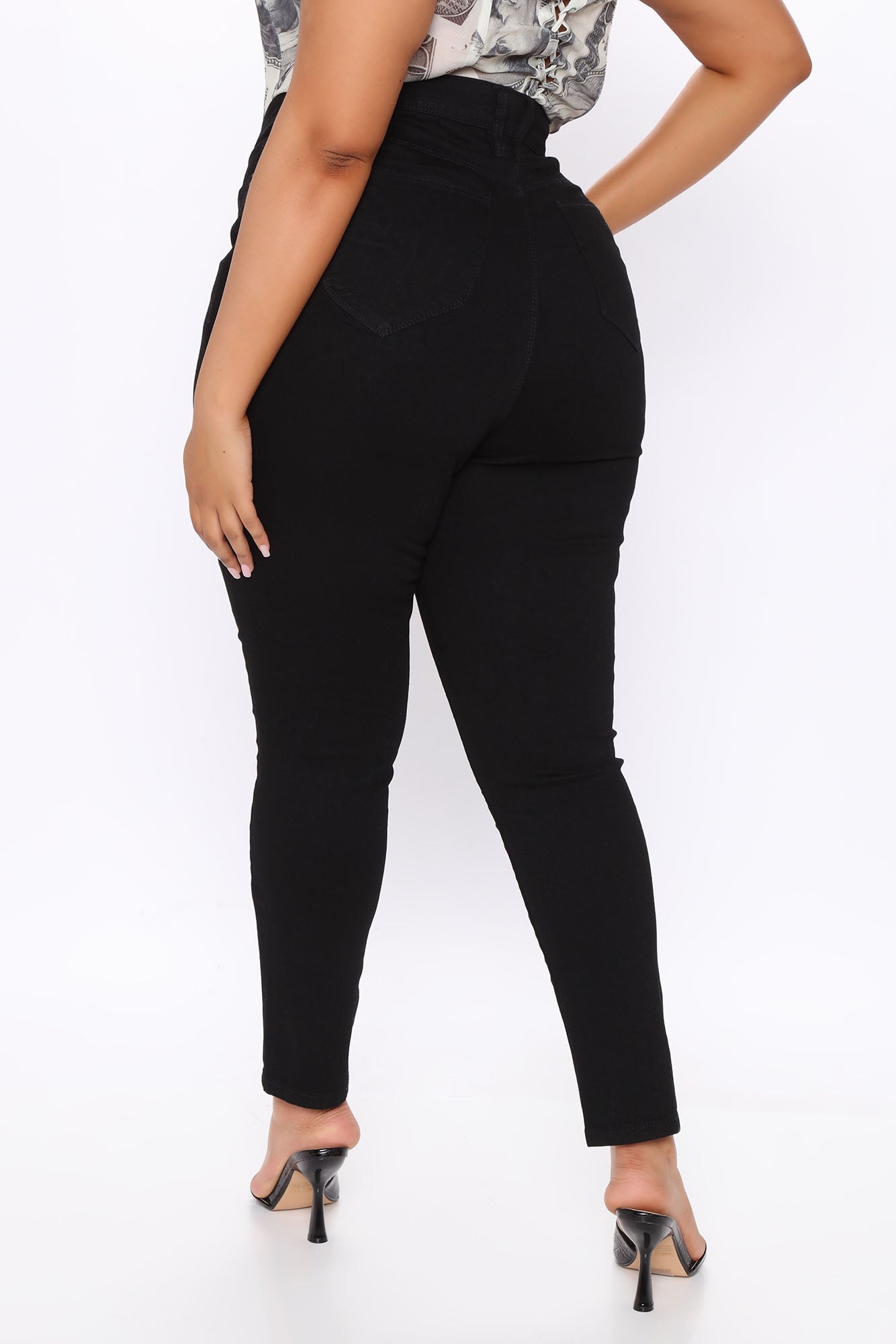 Statuesque Booty Lifting Jeans - Black