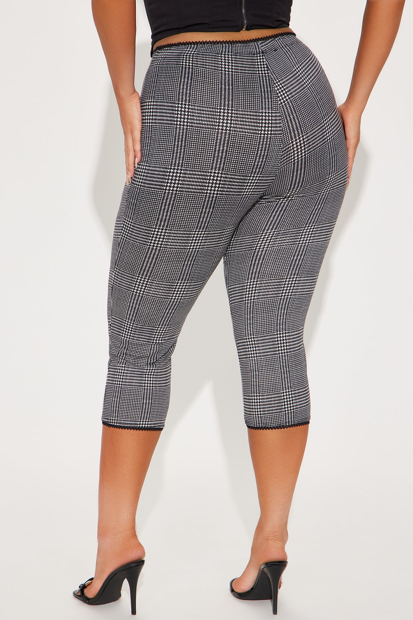 Jazlyn Houndstooth Capri Legging - Black/White